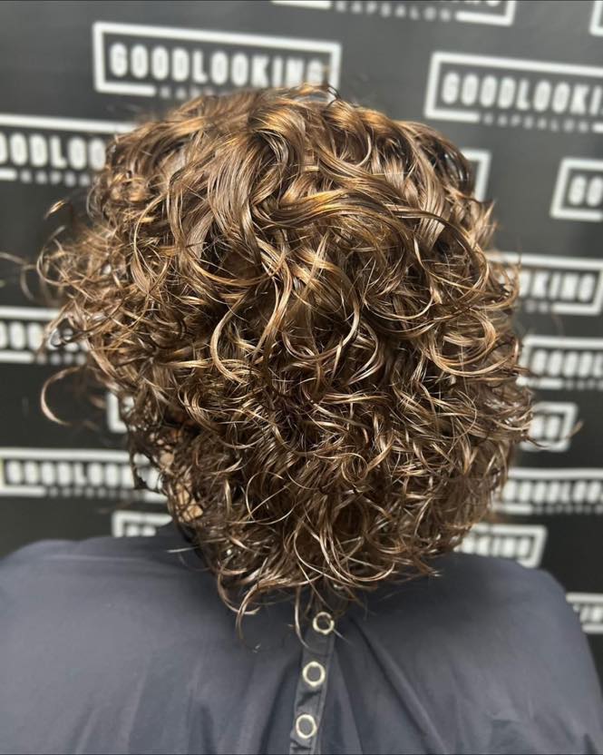 Krullen met highlights bij Kapsalon Goodlooking, krullenkapper in Woudenberg