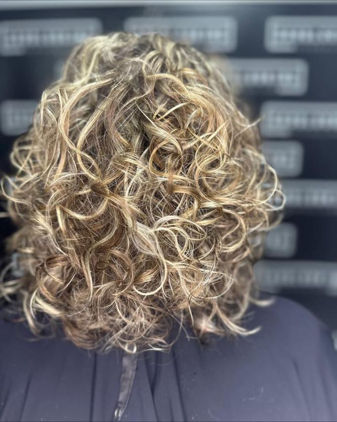 Gedefinieerde krullen na krullen knippen bij Kapsalon Goodlooking, krullenkapper in Woudenberg