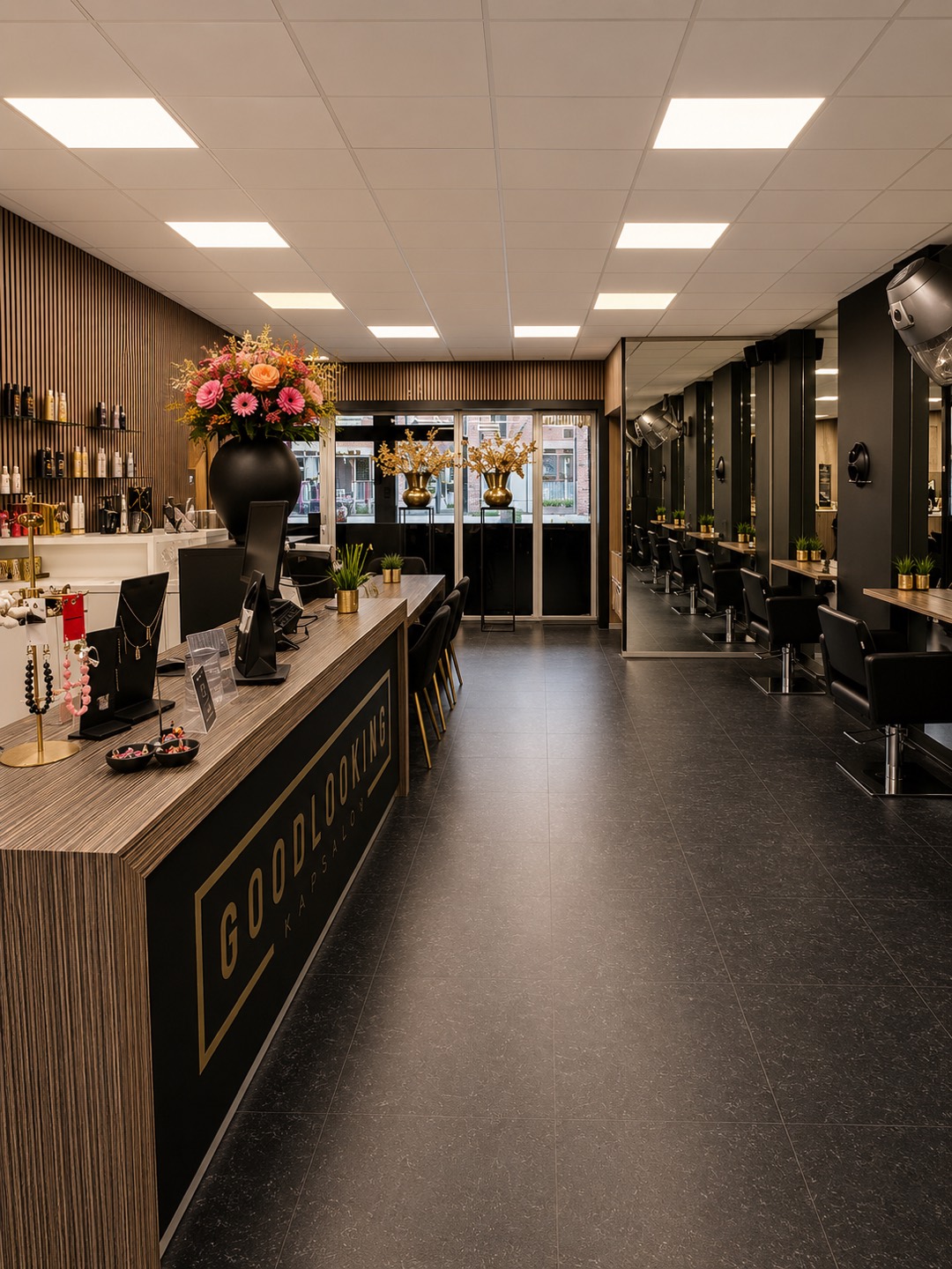 Interieur van kapsalon Goodlooking in Ede: balie en kappersstoelen (kapper aan De Wiek)