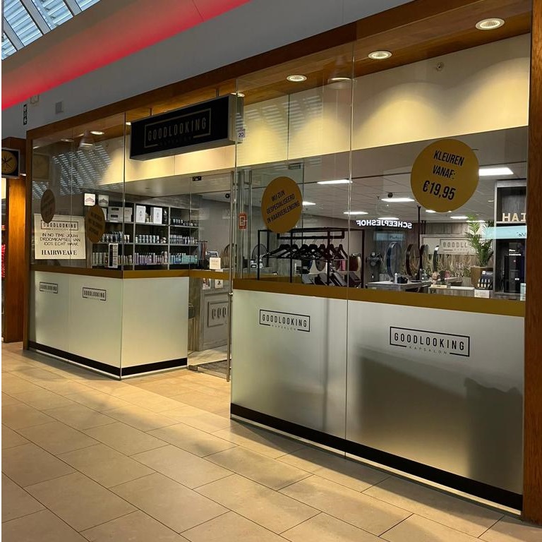 Entree van kapsalon Goodlooking, kapper in Veenendaal aan winkelcentrum Scheepjeshof