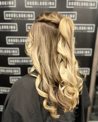 Blond kapsel kapper